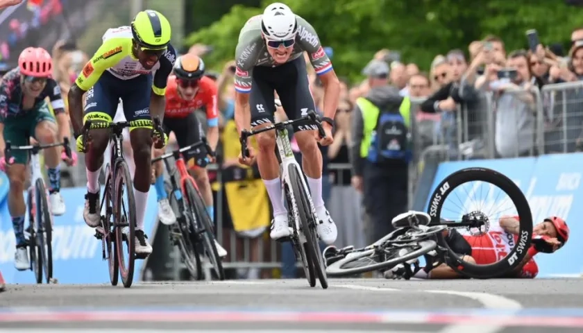 Van der Poel se impone en la línea de meta. 