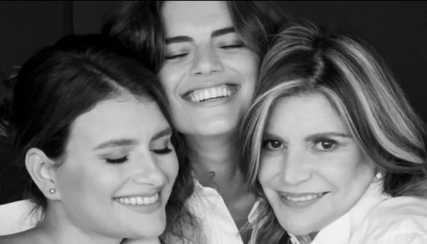 La diseñadora Francesca Miranda y sus hijas Daniella y Sofía. 