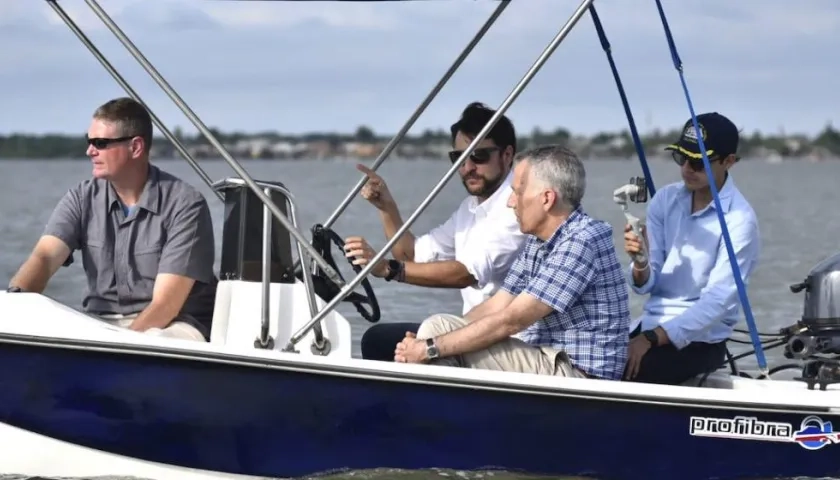 El Embajador Philip Goldberg y el Alcalde Jaime Pumarejo recorriendo la Ciénaga.