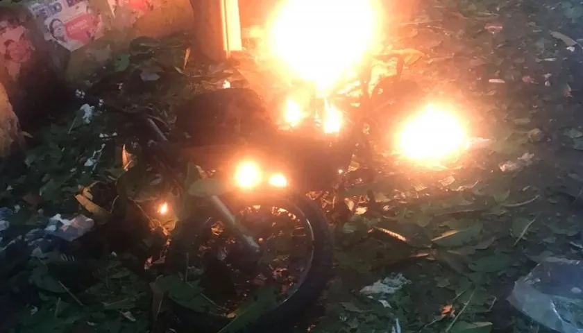 La motobomba en pleno fuego.