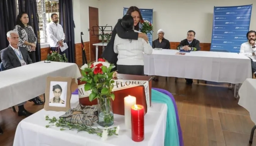 Momento del acto con la familia.