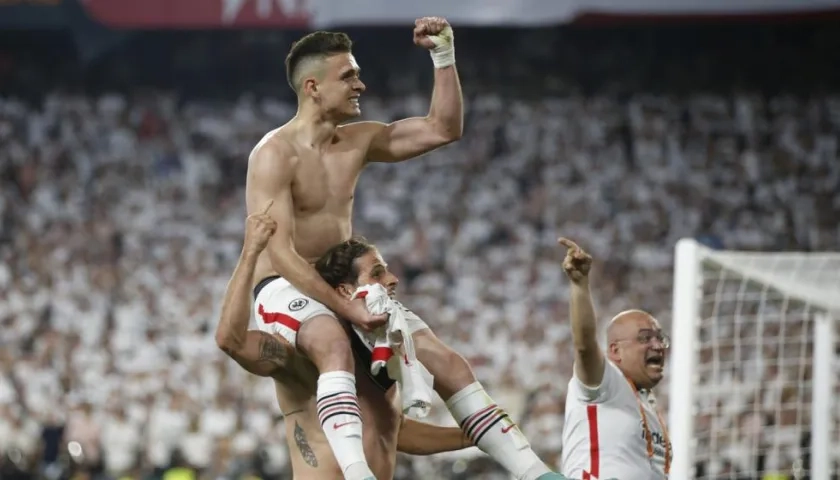 Rafael Santos Borré celebra tras vencer al Glasgow Rangers en la final de la Liga Europa