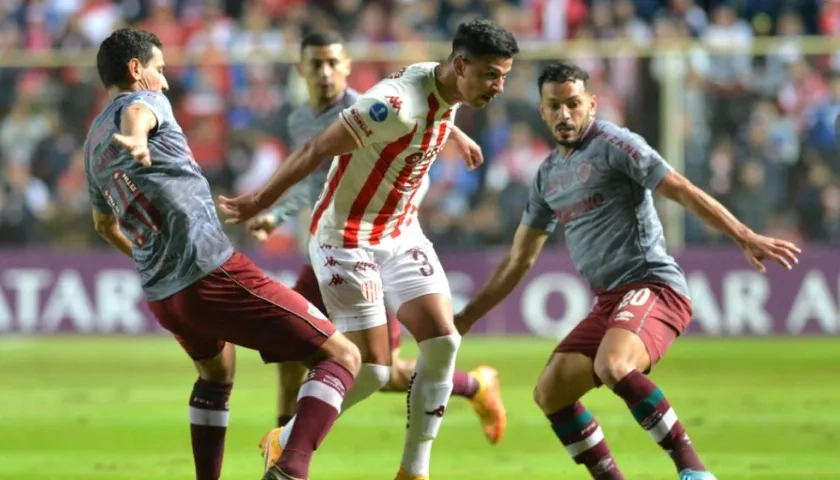 Lucas Esquivel de Unión disputando un balón con Ganso de Fluminense.