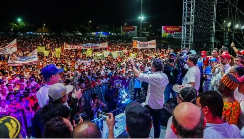 Federico Gutiérrez, candidato de Equipo por Colombia, y su fórmula vicepresidencial Rodrigo Lara, en el cierre de campaña en Barranquilla.