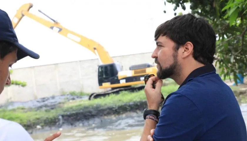 El Alcalde Jaime Pumarejo inspeccionando los trabajos.