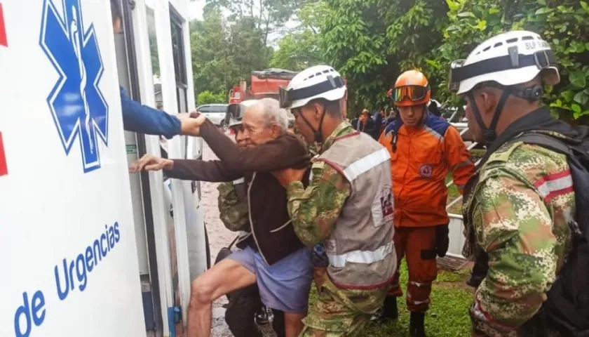 Soldados evacúan a un ciudadano en Villavicencio.