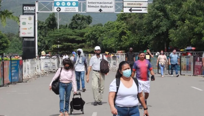 Colombianos cruzando el Puente Internacional Simón Bolívar para votar y aprovisionarse.