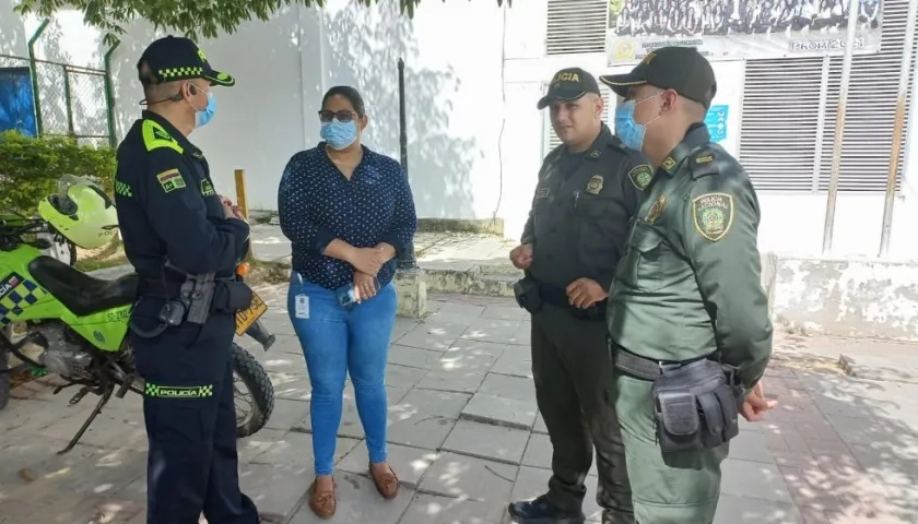Policía reunida con la secretaria de Gobierno