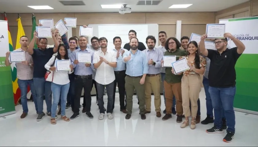 El Alcalde Jaime Pumarejo con un grupo de jóvenes.