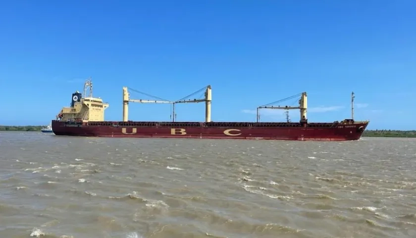 Draga china fondeada en Las Flores