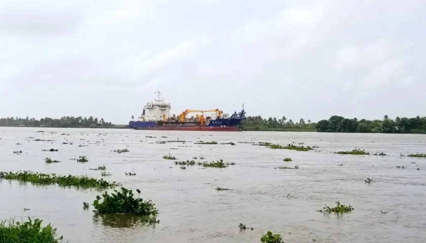La draga china fondeada en el sector de Las Flores.