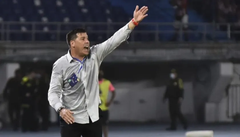 El DT Juan Cruz Real en el partido de esta noche.