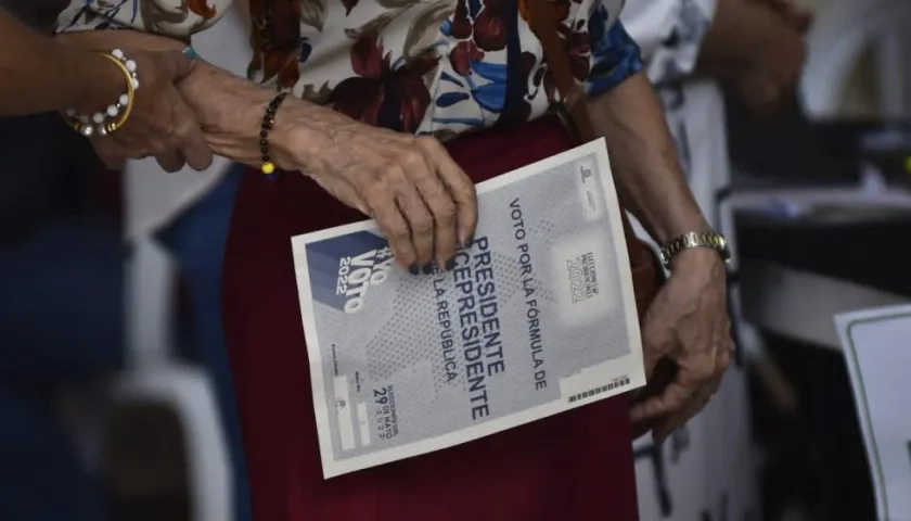 Una ciudadana ejerciendo su derecho al voto en Barranquilla.