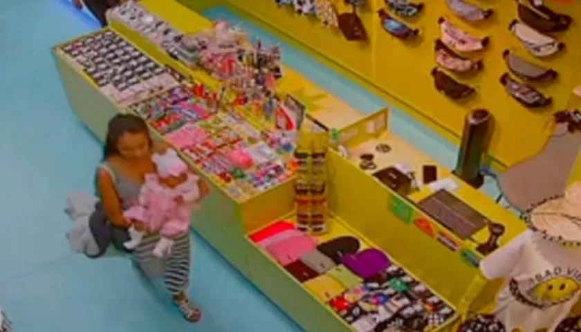 Imagen de la mujer con la bebé en el centro comercial.