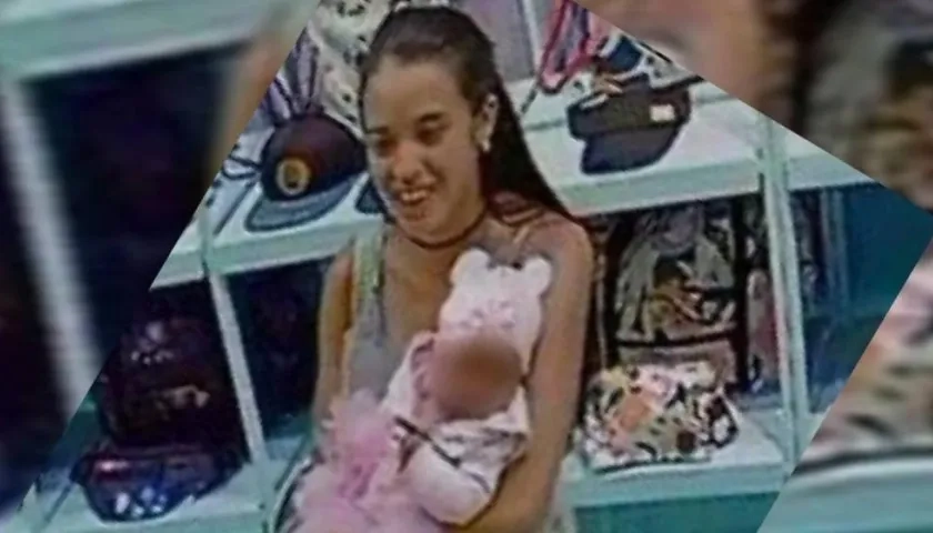 Imagen de la mujer cuando se llevaba a la bebé.