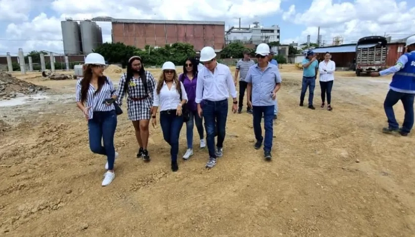Los gremios del Centro en el terreno donde se construye El Gran Bazar.