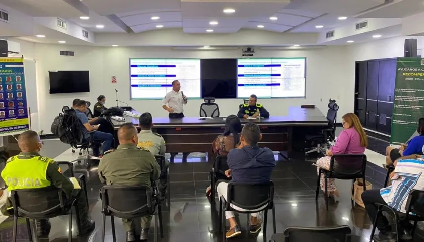 Líderes gremiales reunidos con la Policía y funcionarios de la Alcaldía. 