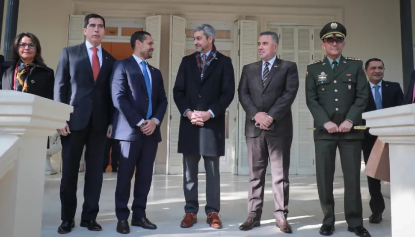 Marito Addo al lado de autoridades colombianas.