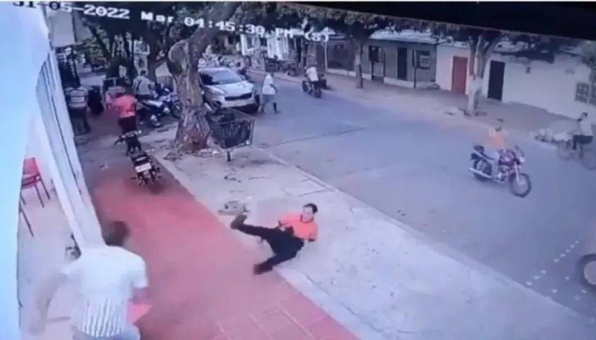 Momento en que el hombre intenta agredir a su expareja. 