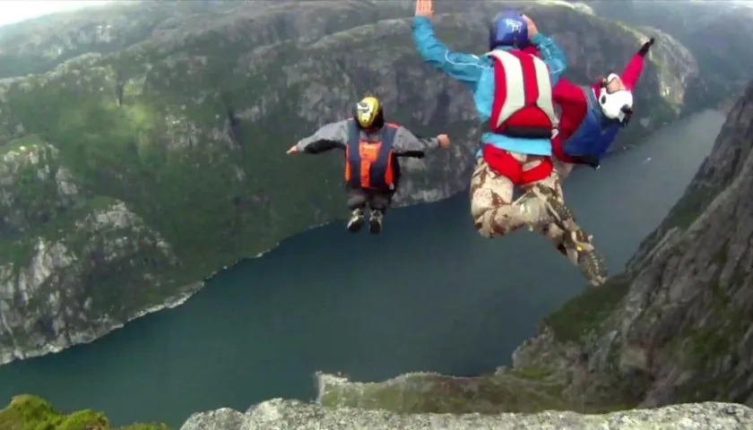 Practicantes del salto de base. 