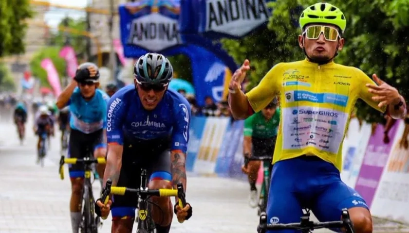 Luis Carlos Chía se impone en meta. 