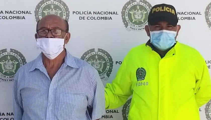 El profesor fue enviado a la cárcel. 