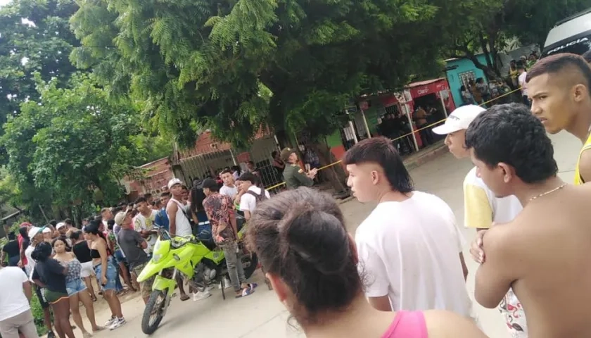 La Policía acordonó el área donde se presentó el crimen. 