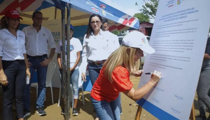 La Gobernadora Elsa Noguera suscribiendo el compromiso.