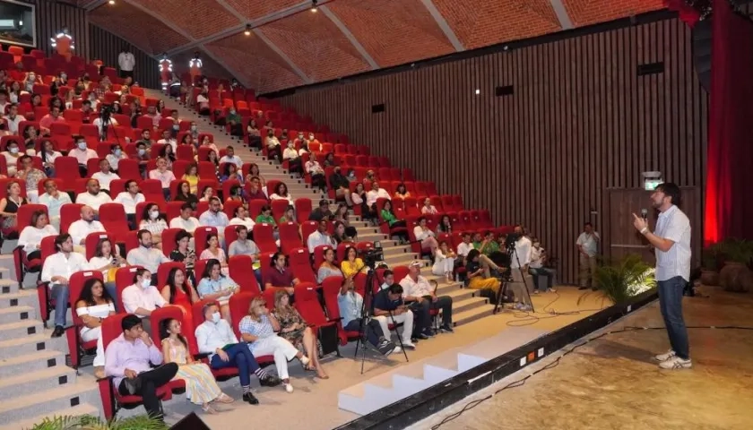 El Alcalde Jaime Pumarejo dirigiéndose a los participantes.