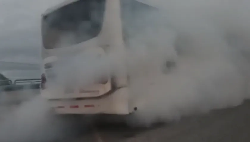 Articulado de Transmetro con falla mecánica. 