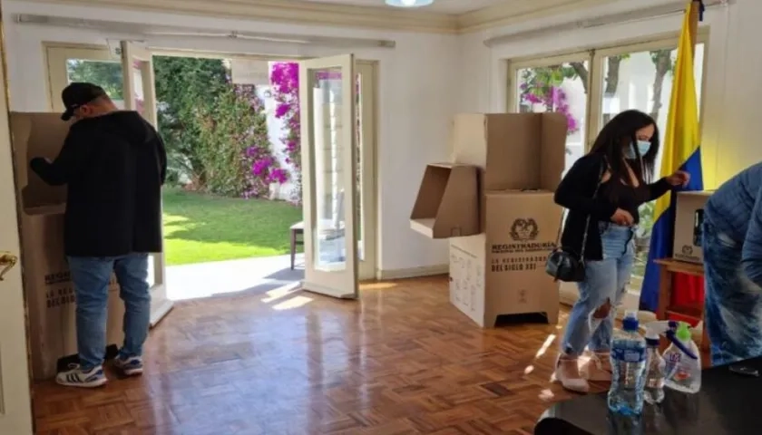 Votación en sede consular de La Paz, Bolivia.