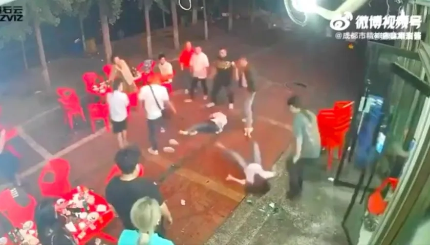 Dos de las mujeres golpeadas en el piso.