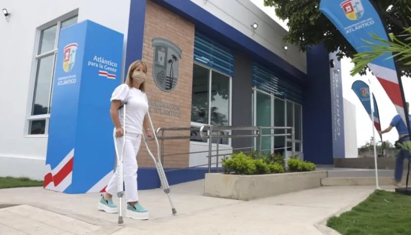 La Gobernadora Elsa Noguera frente al renovado puesto de salud de Carreto.