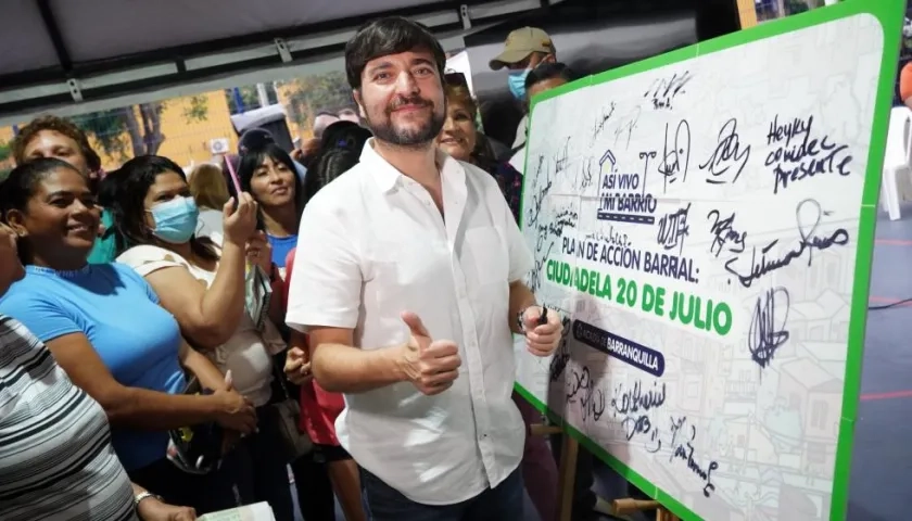 Alcalde Jaime Pumarejo, durante la visita al barrio Ciudadela 20 de Julio.