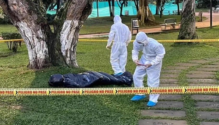 Autoridades llegan a uno de los sitios donde dejaron los falsos cadáveres.