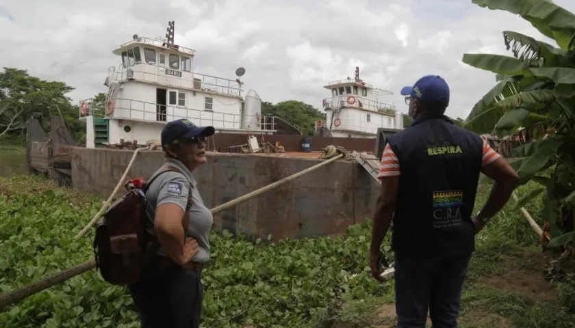Funcionarios de la CRA inspeccionando. 