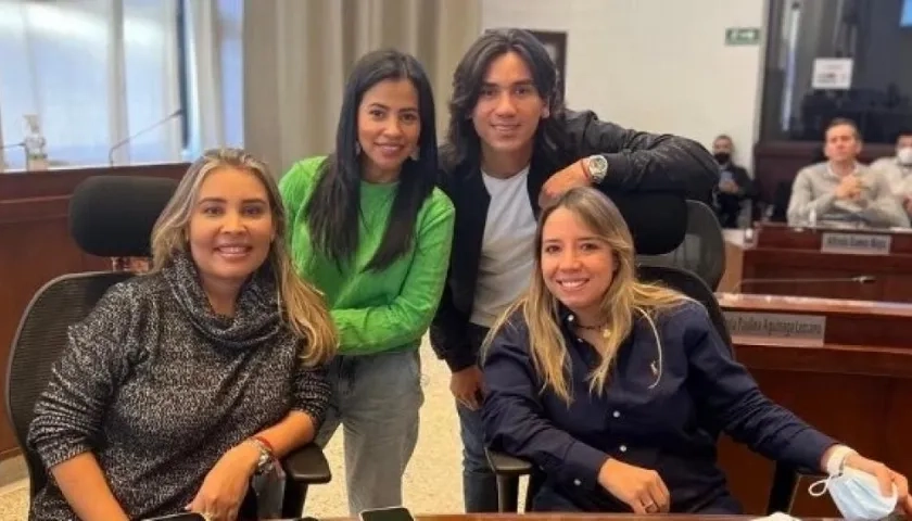 Las tres concejalas de la rebeldía y un colega de cabildo.