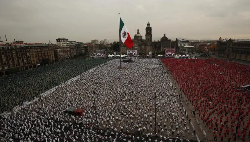 La Plaza de la Constitución vestida con los colores de la bandera de México.
