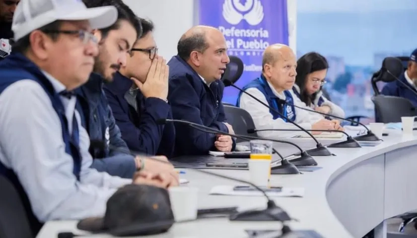 El Defensor del Pueblo, Carlos Camargo, en una reunión con sus delegados este domingo.