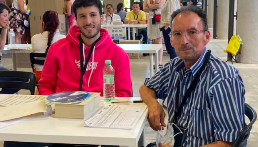 El paisa Sebastián Yatra en una mesa de votación en el centro de Madrid.