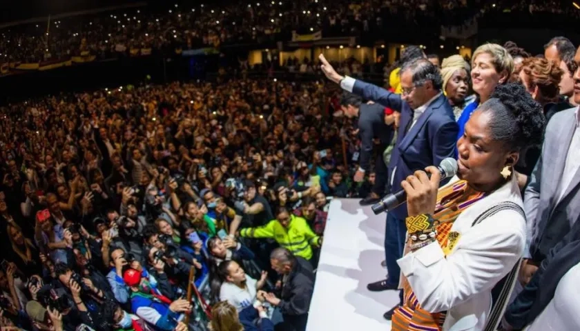 Gustavo Petro saludando a los seguidores tras su elección.