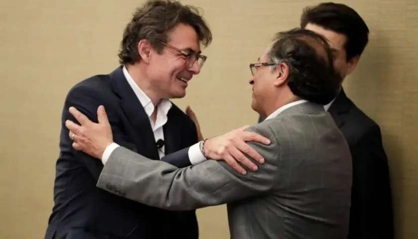 Alejandro Gaviria cuando oficializaba su adhesión a Petro.
