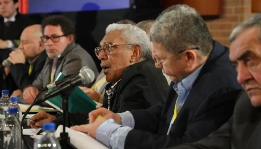 Joaquín Gómez, de cabello cano, declara ante la JEP.