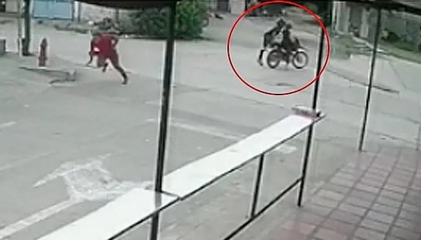 Momento en el que el joven es asesinado a bala en Galapa. 