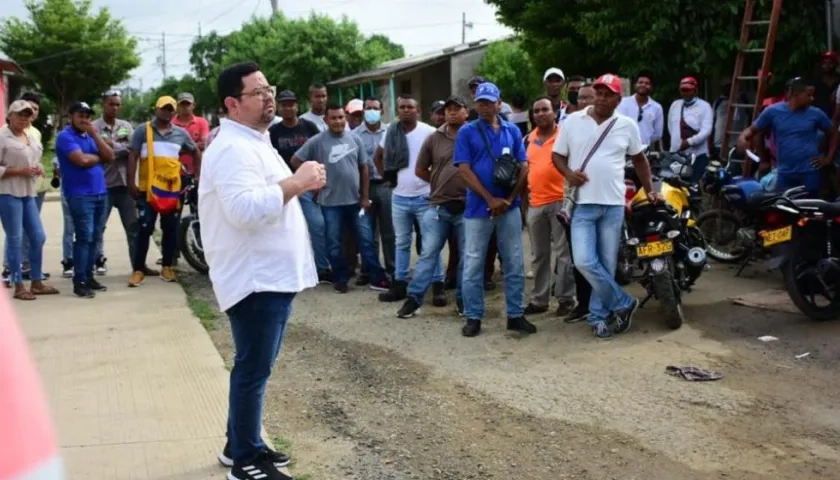 Motociclistas en las inscripciones al programa ‘Atlántico Gana Mil’. 