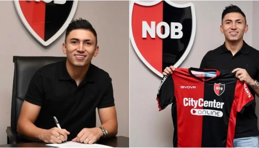 Fabián Ángel firma su contrato. 