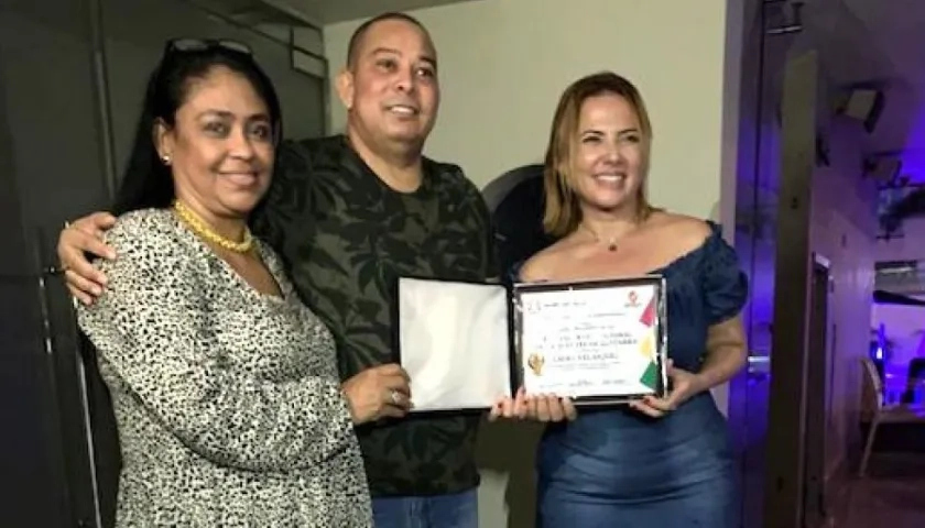 Entrega de la distinción por parte del presidente del Concejo, Juan Carlos Ospino.