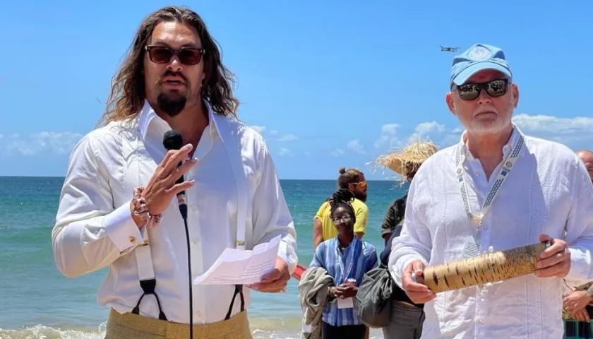 El actor y activista Jason Momoa (izquierda).