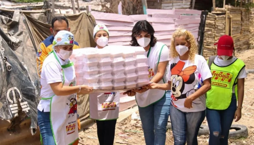 Entrega de almuerzos en el barrio Villa Caracas. 