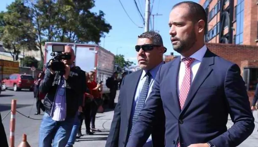 Diego Cadena, derecha, a punto de quedar en libertad.